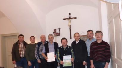 Bild: ws
Alte und neue Mitglieder der Kirchenverwaltung (von links): Manfred Sporer, Bernd Schmidkonz, Willibald Schicker, Georg Grillmeier, Hermann Lobinger, Pfarrer Johann Hofmann, Berthold Bauer und Josef Frank.