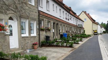 Bild: le
Vor vier Jahren wurden die Hauseingänge der Anwesen Hardtheim 13 bis 20 entlang der Flossenbürger Straße neu gestaltet. Jetzt sollen die Mietwohnungen an ein zentrales Heizungsnetz angeschlossen werden.