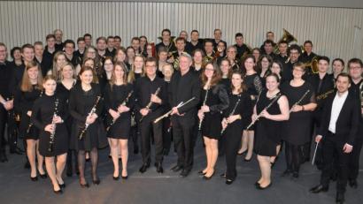 Bild: u
Einen Leckerbissen konzertanter Blasmusik serviert das Bezirksorchester des Nordbayerischen Musikbunds unter Leitung von Matthias Dietz (vorne rechts) am Samstag, 9. März, im Hirschauer Josefshaus. Eine vorherige Probenwoche im Kloster Ensdorf endet am Freitag, 8. März, mit einer öffentlichen Generalprobe.