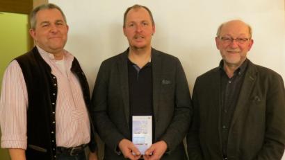 Bild: kö
SKK-Vorsitzender Markus Dirschwigl (Mitte) bekam aus den Händen von Bürgermeister Georg Köppl (rechts) und Schießmeister Werner Killermann (links) die Ehrenamtskarte überreicht.