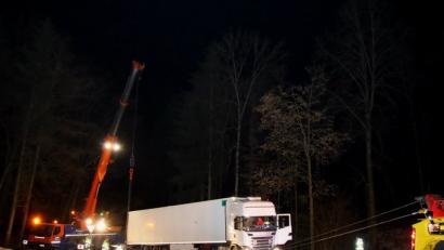 Bild: Alexander Auer
Der Lkw musste mit schwerem Gerät geborgen werden.