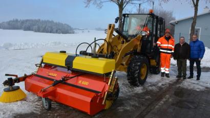 Bild: jr
Bürgermeister Max Bindl, Sachbearbeiter Thorsten Malikowski, Bauhofleiter Alfons Haberkorn und Peter Hofmann (von rechts) bei der Vorstellung des neuen Radladers.