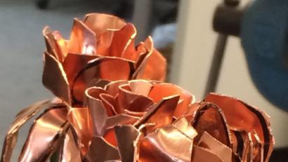 Bild: exb
Eine glänzende Geschenkidee: Menschen auf Bewährung fertigten Metallrosen.