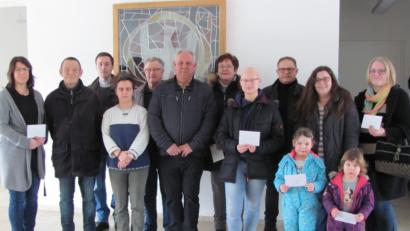 Bild: sei
Kolpingsvorsitzender Georg Schlehuber (Zweiter von links) übergibt mit einem Vorstandskollegen Spenden an verschiedene Vereine und Organisationen.