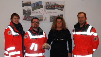 Bild: bk
Beate Merkel von der Schimmel AG übergibt 500 Euro. Das Führungstrio Markus Kummer, Felix Graf und Alexandra Kummer (von rechts) dankt für die Spende.