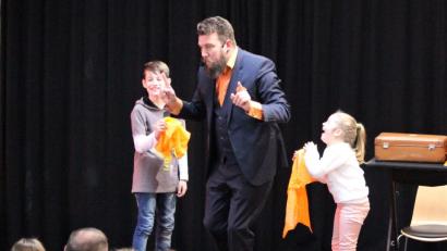 Bild: Williamson, Dagmar
Luisa und Kilian lösen magisch alle Knoten und verwundern Kalibo mit der Zaubersocke.