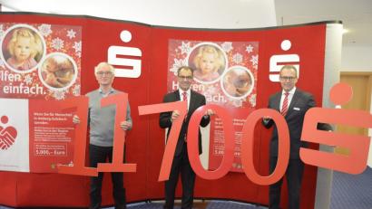 Bild: Ulrike Zinnbauer
Über eine Spende in Höhe von 11 700 Euro freut sich der Vorsitzende der Amberger Tafel, Bernhard Saurenbach, im Beisein von Dieter Meier und Edgar Rauch (von links).