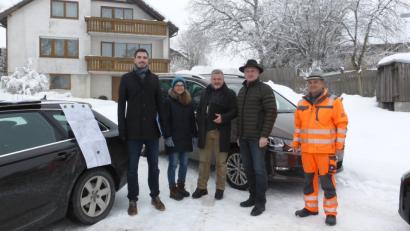 Bild: exb
Das Planungsteam mit (von links) Bauoberrat Martin Stahr, Kerstin Posel, Michael Haala (beide Büro Posel, Cham), Bürgermeister Walter Schauer und Ortssprecher Alois Schwendner ist guter Dinge im Hinblick auf die Dorferneuerung Kiesenberg.