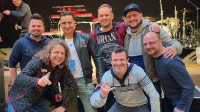 Bild: stg
"Volxmusicer" unter sich: Die Trogaluer Buam mit Andreas Gabalier (Dritter von links) beim Stanglwirt.