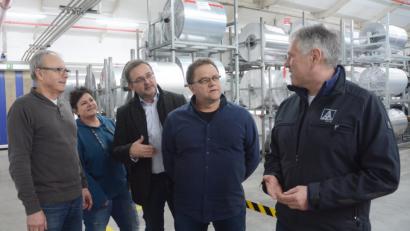 Bild: gsb
Betriebsrat und Gewerkschaftsvertreter nennen die Beteiligung auch an unternehmerischen Prozessen einen wichtigen Beitrag für den Erfolg der Constantia Pirk. Von links: Betriebsratsvorsitzender Bernhard Rohl, die stellvertretende Leiterin des Vertrauenskörpers Sandra Hösl, der Leiter des Vertrauenskörpers Josef Bock, Betriebsrat Hans Wirth und Horst Ott von der IG Metall.