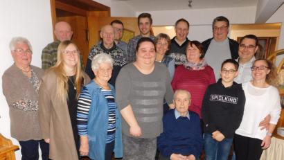Bild: hai
Heinz Pietsch (sitzend) im Kreise seiner Familie und engsten Freunde Adelgunde, Otto und Franz Barth, Markus Krantz, Matthias, Jutta und Thomas Fuchs, Heinz und Holger Kunnert (hintern von links), Anna und Renate Fuchs, Sandra Koppitz, Isolde, Luca und Steffi Kunnert (vorne von links). Mit ihnen feiert der Jubilar den „Runden“ im Landgasthof Imhof.