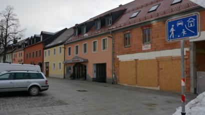 Bild: jr
Seit gut einer Woche ist der Untere Markt als Spielstraße ausgewiesen. Dies bedeutet Schrittgeschwindigkeit und Parken nur in eigens gekennzeichneten Flächen. Entlang der Häuserfront darf künftig aber weiter geparkt werden. Der Bürgermeister kommt damit einem ausdrücklichen Wunsch des Einzelhandels nach.