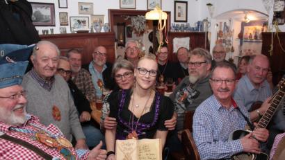 Bild: ui
Neben dem Erfahrungsaustausch steht die Verleihung der Zoiglorden beim ersten Brauer- und Wirtestammtisch in der Zoiglstube "Waldhauser" im Mittelpunkt. Mit ihrer Unterschrift im geschnitzten Ordensbuch bestätigen alle den Erhalt der Unikate.