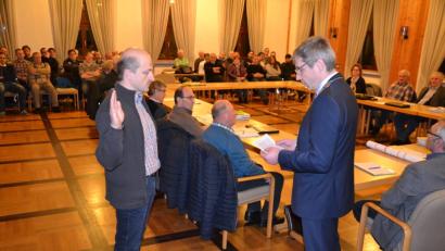 Bild: gi
Der neue Marktgemeinderat Johann Neuber (FWU) aus Tröbes leistete seinen Amtseid.