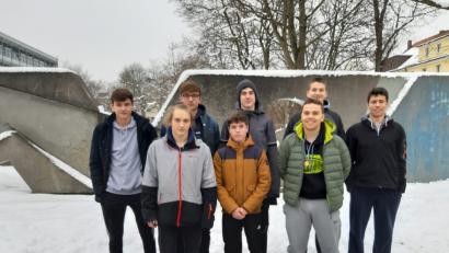 Bild: pta
Die siegreichen Kepler-Schüler nach der Rückkehr: (hinten, von links) Jannick Müller, Wilhelm Nawroth, Lukas Krämer, Felix Marterer und Leon Seidler sowie (vorne, von links) Johannes Loibl, Nino Schücker und Jonathan Pausch.