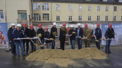 Bild: fppp
Wenn die Bauarbeiter so tatkräftig sind wie die Teilnehmer am symbolischen Spatenstich, dann wird der knappe Zeitplan sicherlich eingehalten. Mit dabei waren (von links) Markus Brand, Stefan Büttner, Florian Sirch, Veronika Sirch, Johannes Fischer, Oliver Weigel, Marcus Bach, Maximilian von Waldenfels und Florian Gelius.