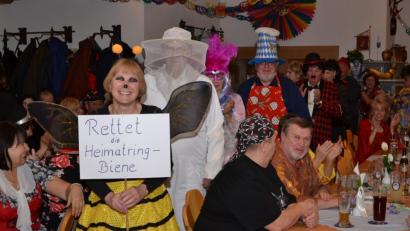 Bild: hcz
Rita Dineiger und ihr Mann Norbert tragen als Honigbiene und Imker die originellsten Kostüm beim Heimatring-Fasching.