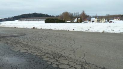 Bild: Portner
Die Straße von Pirk (im Hintergrund) nach Mitterlangau befindet sich in einem desolaten Zustand. Der Förderbescheid liegt bereits vor und so soll die Baumaßnahme nach Möglichkeit noch heuer starten.