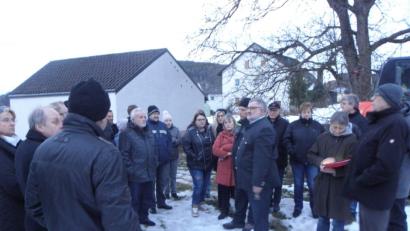 Bild: Amann
Der Stadtrat fand sich zu einer Ortsbesichtigung auf dem geplanten Baugrundstück zwischen Krankenhaus- und Hallerstraße ein. Daran nahmen auch mehrere Anwohner teil.