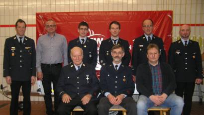 Bild: öt
Alfred Kellner (sitzend von links) hält der Feuerwehr Pullenreuth seit 55 Jahren die Treue, Josef Rickauer sen. und Gerhard Hecht vier Jahrzehnte. Unsere Aufnahme zeigt sie mit Kreisbrandmeister Peter Prechtl (stehend von links), Bürgermeister Hubert Kraus, Josef Rickauer jr. und Felix Wegmann sowie Vorsitzenden Siegfried Kellner und Kommandant Andreas Philipp.