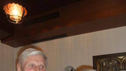 Bild: gm
Jubilar Franz Schatz aus Jeding feiert 80. Geburtstag, hier mit seiner Lebensgefährtin Resi Groß. Beide sind begeisterte Sänger.