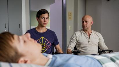 Bild: Martin Rottenkolber/dpa
Benni (Jürgen Vogel) stellt Leo (Tim Oliver Schultz) den komatösen Hugo (Nick Julius Schuck) vor. Szene des Films "Club der roten Bänder - Wie alles begann". Der Film kommt am 14. Februar 2019 in die deutschen Kinos.