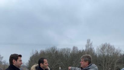 Bild: exb
Die Abgeordneten Stephan Oetzinger, Albert Rupprecht informieren sich bei Bürgermeister und Martin Schregelmann (von links) beim Besuch in Etzenricht.