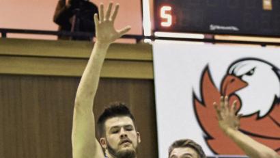 Bild: Alfred Schwarzmeier
Durch mehrere Ausfälle wie Tobias Merkl und Vladimir Krýsl sind bei den Neustädter Basketballern Leistungsträger wie Jonas Meißner (am Ball) gegen Würzburg besonders gefordert.