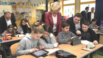 Bild: rhi
Mit dem sogenannten Masterplan "Bayern Digital II" will der Freistaat die IT-Ausstattung der Schulen verbessern. Die Neunburger Mittelschule nimmt hier seit Jahren eine Vorreiterrolle ein.
