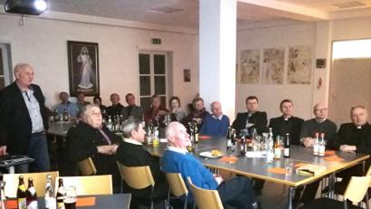 Bild: kod
Kolping-Diözesansekretär Ludwig Haindl berichtete beim Treffen im großen Pfarrsaal über das Leben Adolph Kolpings und das Kolpingswerk.