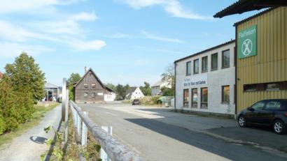 Bild: Portner
Die Oberviechtacher Firma GsbW hat das Raiffeisen-Areal am Bahnhof (links: Radweg) erworben. Nach Abbruch von Getreidestodl (links) und Verkaufsgebäude (Mitte) sollen hier ein Verwaltungsgebäude sowie eine Kindertageseinrichtung für 60 Kinder gebaut werden. Die Halle (rechts) bleibt vorerst stehen.