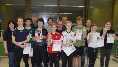 Bild: mmj
Den jeweils sechs besten Jugendlichen und Erwachsenen bei der Tischtennis-Stadtmeisterschaft der Kolpingfamilie gratulierte die Vorsitzenden Hans Herrmann (Dritter von rechts) und Birgit Höcherl (links).