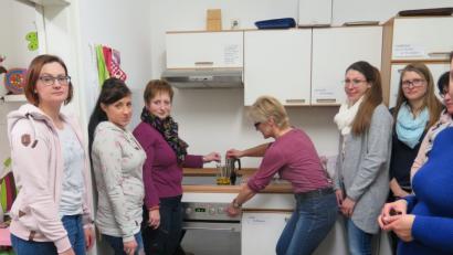 Bild: jzk
Öle oder Fette sind die Basis für Salben. Wie diese hergestellt werden, zeigt Kräuterführerin Arina Schultes (Vierte von links) den Workshop-Teilnehmerinnen.