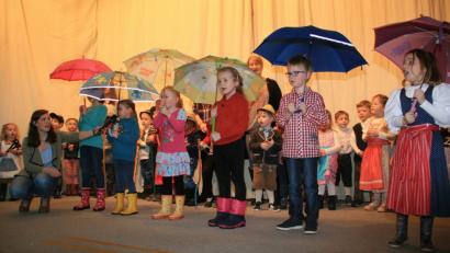 Bild: wro
„Wie schön, dass ihr bei mir seid“, sangen die Buben und Mädchen unter dem Regenschirm.