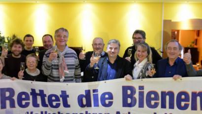 Bild: Claudia Seitz
Die Vertreter des Aktionsbündnisses für das Artenschutz-Volksbegehren mit Alfred Damm (vorne, Mitte) an der Spitze feierten am Mittwochabend spontan den Erfolg.