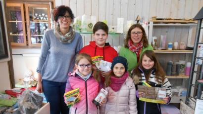 Bild: soj
Christine Heinl (links) und Manuela Reichenberger (hinten rechts) gratulieren den Gewinnern aus der Verlosung der Kommunion- und Konfirmationsmesse (vorne von links) Sophia Nickl, Emily Hirschmann und Franziska Plonka sowie Nicolas Küspert (hinten Mitte).