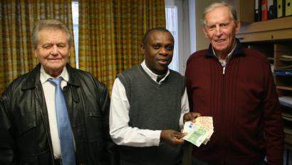 Bild: wro
300 Euro aus dem aufzulösenden Vermögen des Katholischen Männervereins übergaben Vorsitzender Manfred Seitz (links) und Kassier Eduard Zrenner (rechts) an den Falkenberger Pfarrvikar Franklin Mboma, der das Geld an das Sammelkonto für ein Schulprojekt in seiner Heimat weiterleiten wird.
