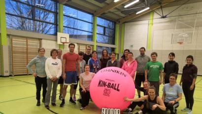 Bild: exb
17 Lehrkräfte aus der nördlichen Oberpfalz sind begeistert von den sozial-integrativen, konditions- und koordinationsfördernden Möglichkeiten des Spiels mit dem 1,22 Meter großen Kin-Ball.
