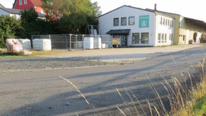 Bild: kö
Das Raiffeisen-Areal am ehemaligen Bahnhof, das von der GsbW erworben wurde. Hier sollen nach Abbruch des Verkaufsgebäudes und des Raiffeisenstodl (nicht im Bild) ein Verwaltungsgebäude sowie ein zweigeschossiger Kindergarten mit Kinderkrippe und Außenanlagen zwischen der Straße "Am Bahnhof" und dem Radweg errichtet werden.