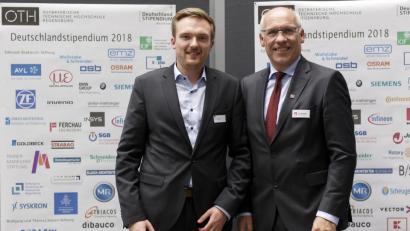 Bild: OTH Regensburg/Florian Hammerich
Kassecker-Geschäftsführer Ewald Weber (rechts) mit dem Deutschlandstipendiaten Stefan Renner von der OTH Regensburg.
