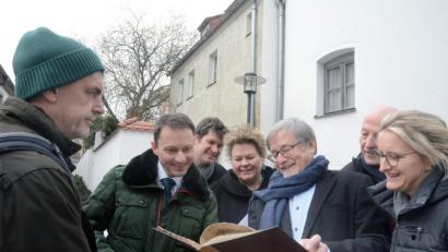 Bild: Gabi Schönberger
Was soll aus dem ehemaligen Milchladl und den Flurerturm nahe der Regionalbibliothek werden? Bei einer Ortsbesichtigung verschafften sich die Bauausschussmitglieder einen ersten Eindruck vom Zustand des Traditionsgebäudes.