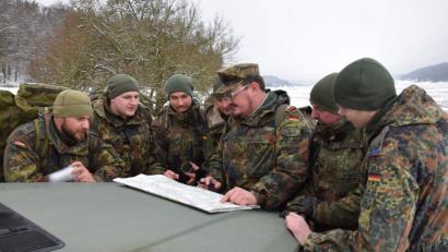 Bild: bö
Orientierung ist das A und O im Truppenübungsplatz. Auf gut Bayerisch würde man fragen „Wou sama?“. Aufmerksamer Beobachter beim Reservistenmarsch ist hier Major Wolfgang Tauschke (rechts) von der Pateneinheit.