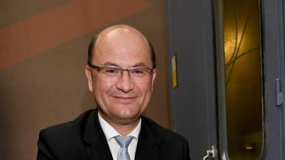 Bild: Felix Hörhager/dpa
Finanzminister Albert Füracker (CSU) im Bayerischen Hauptmünzamt.