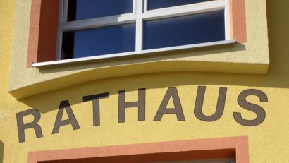 Bild: Petra Hartl
Erstmals haben die Bediensteten des Ammerthaler Rathauses öffentlich deutlich gemacht, welche Belastungen der Dauerstreit der beiden tief verfeindeten lokalpolitischen Lager im Gemeinderat für sie mit sich bringt.