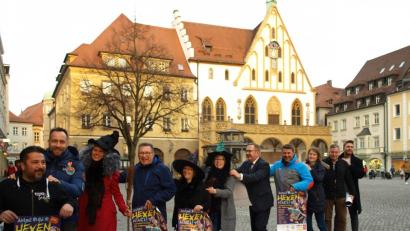 Bild: sba
Die Mitwirkenden der Hexennacht üben sich schon mal im Polonäse-Tanz.