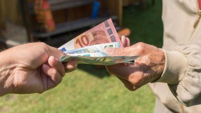 Symbolbild: Polizei Weiden
Immer wieder nehmen Betrüger ältere Bürger aus. Deshalb warnt die Polizeiinspektion Weiden Senioren nochmals eindringlich, ihr Geld nicht in fremde Hände zu geben.