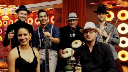 Bild: exb
Es kann und soll zu Charanga und Salsa getanzt werden: Yina Martinez (Gesang) und ihre Mitstreiter Florian Anderl (Saxofon + Flöte), Benjamin Jung (Posaune), Carlos Chavez (Bass) Alan Tico Sandoval (Timbales) Isan Torres Castillo (Conga) und Bandleader Román Gabla (Piano) am 23. Februar im Bistrot Paris.