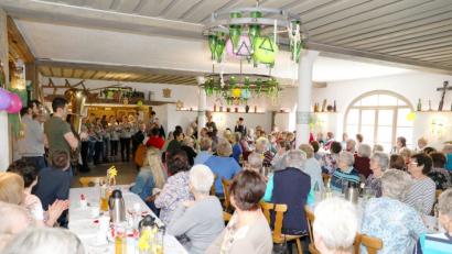 Bild: njn
Gute Stimmung unter den über 100 Besuchern herrschte beim Benefizkaffeekranzerl der AsF beim "Rechersimer". Für Unterhaltung sorgte unter anderem die Jugendblaskapelle Reuth.