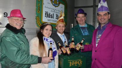 Bild: jr
Zum vierten Mal gibt es heuer das "Gaudibier", eine größere Menge geht wieder an den Mitterteicher Gaudiwurm. Im Bild (von links) Braumeister Michael Hösl, das Prinzenpaar Lena I. und Timo I., Produktionsleiter und Ex-Prinz Jens Tschinkl sowie Gaudiwurm-Vorsitzender Michael Zintl.