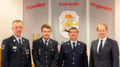 Bild: bnr
In den nächsten Jahren stehen Kommandant Thomas Klinger (Zweiter von rechts) und sein Stellvertreter Albert Lindner (Dritter von rechts) an der Spitze der Feuerwehr Woppenhof. Zur Wahl gratulierten Bürgermeister Konrad Kiener (rechts) und KBM Dieter Schweiger (links).